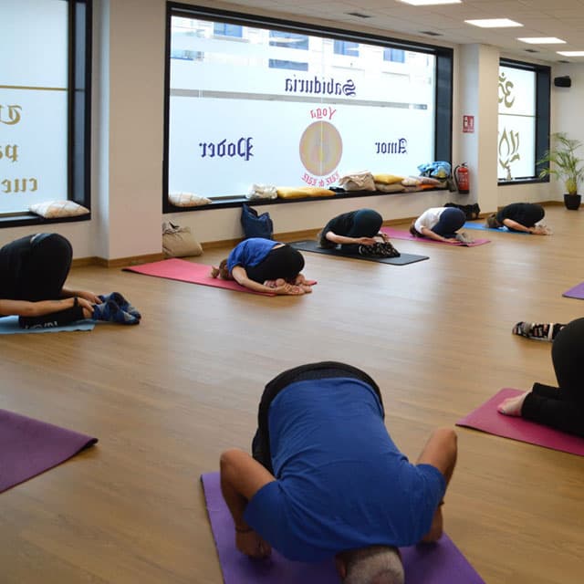 Libera tus emociones con nuestras clases de yoga y biodanza